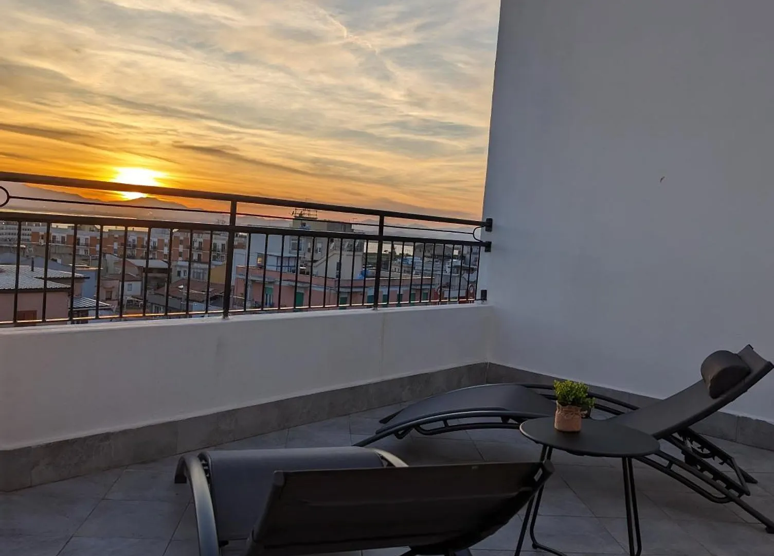 Konukevi Stramontel Otel Cagliari